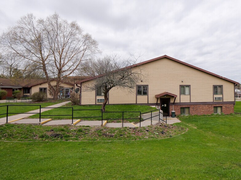 More Photos Of 165 S Chet Krause Dr, Iola Apartments For Sale