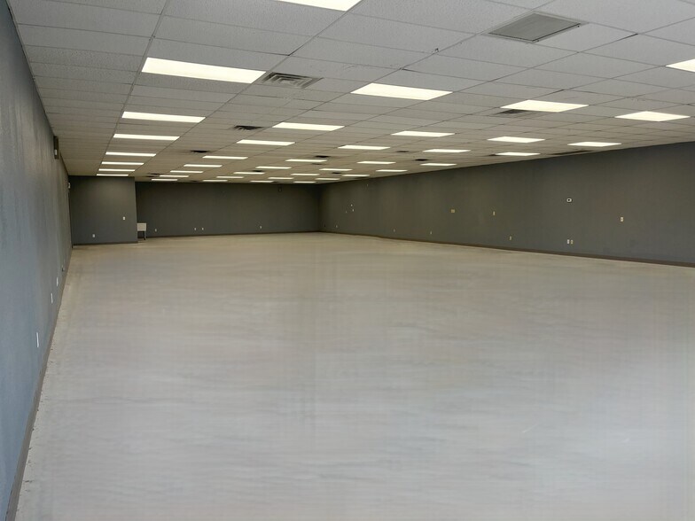 More Photos Of 910 S Treadaway Blvd, Abilene Showroom For Lease