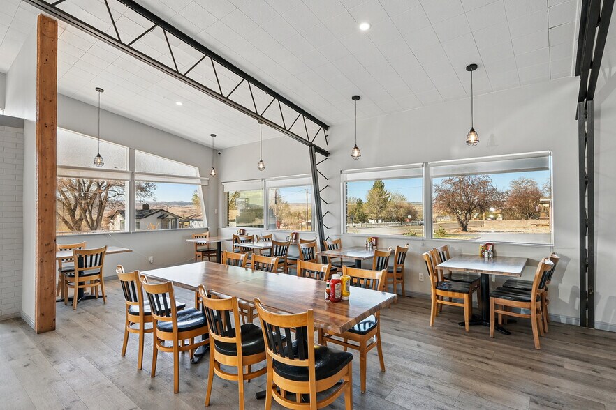 More Photos Of 91 E Main St, Bicknell Hotel For Sale