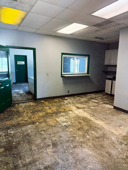 More Photos Of 5601 IN-32, Crawfordsville Truck Terminal For Lease