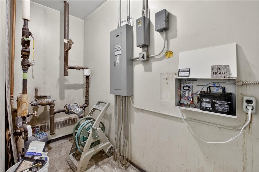 More Photos Of 11831 123 St NW, Edmonton Office For Sale