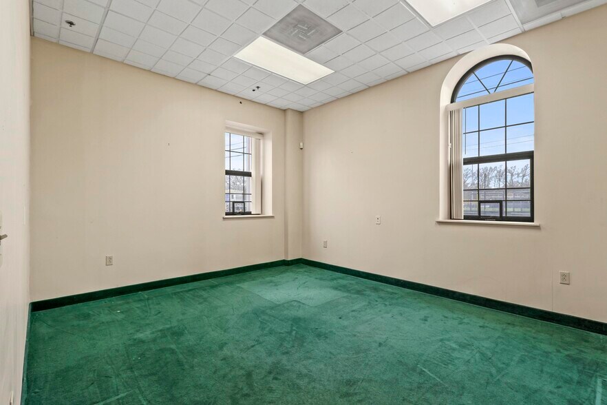 More Photos Of 315 Northampton St, Kingston Industrial For Sale