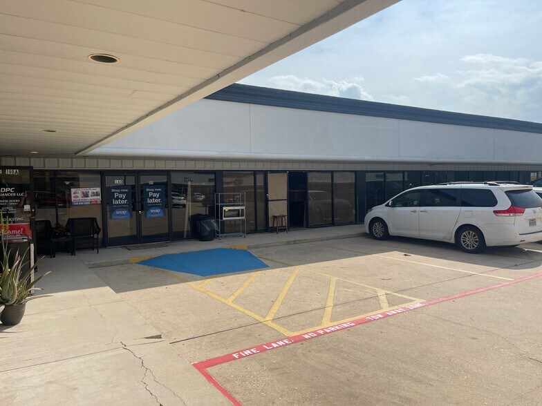 More Photos Of 701 E Main St, Tomball Storefront For Lease