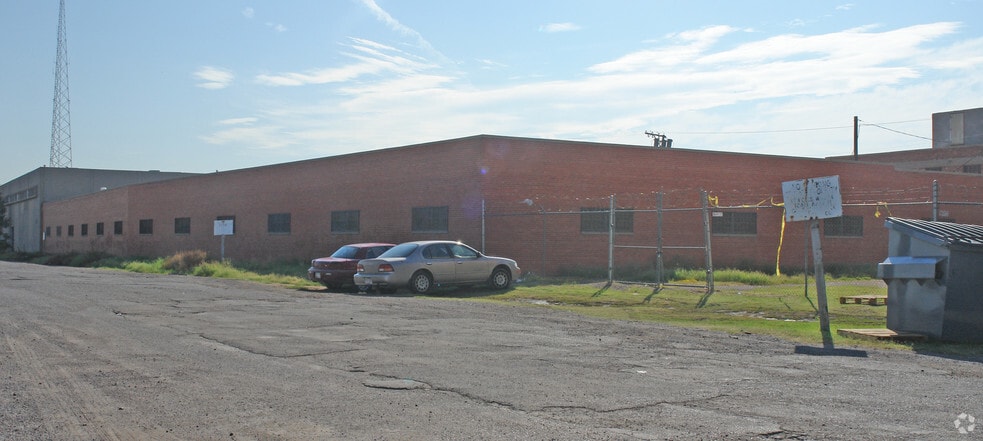 More Photos Of 220 N Saint Vrain St, El Paso Light Distribution For Sale