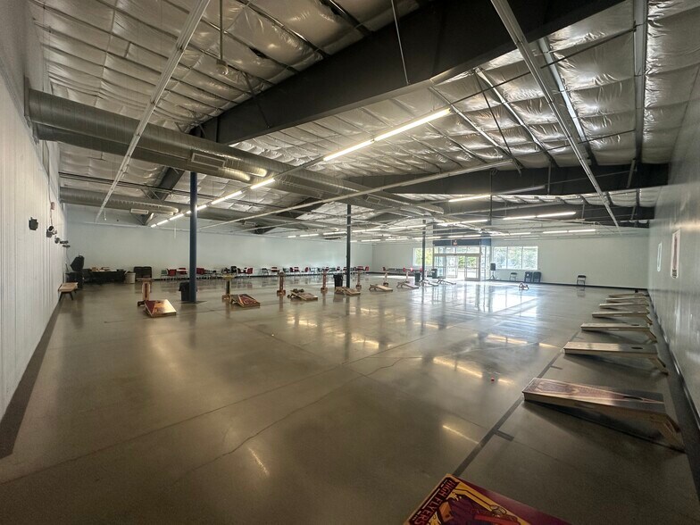 More Photos Of 379 Wilton Rd, Farmington Freestanding For Lease