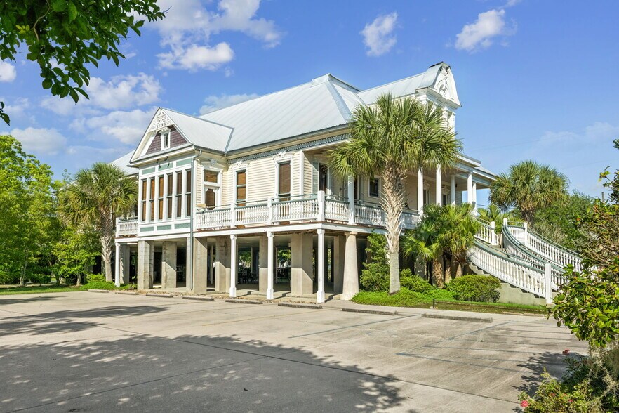 More Photos Of 2001 Lakeshore Dr, Mandeville Office For Sale