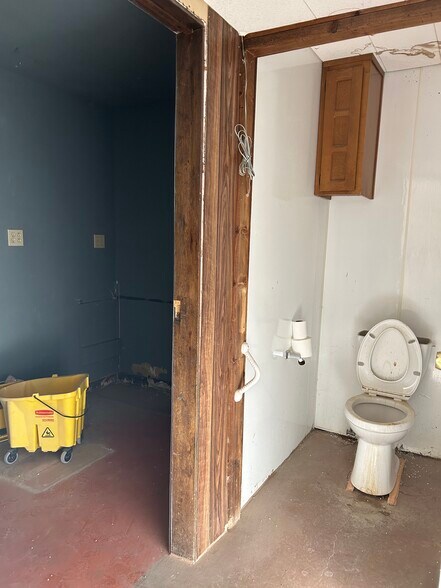 More Photos Of 1575 Roadrunner, Camp Verde Distribution For Lease