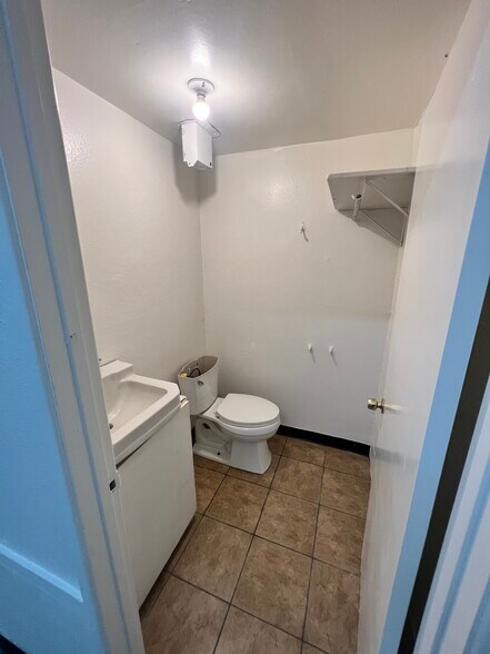 More Photos Of 147 N Gilbert St, Hemet Flex For Sale