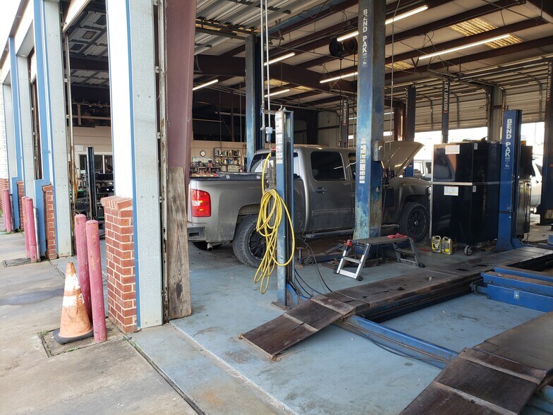 More Photos Of 200 Daniel Moore St, Portland Auto Repair For Sale