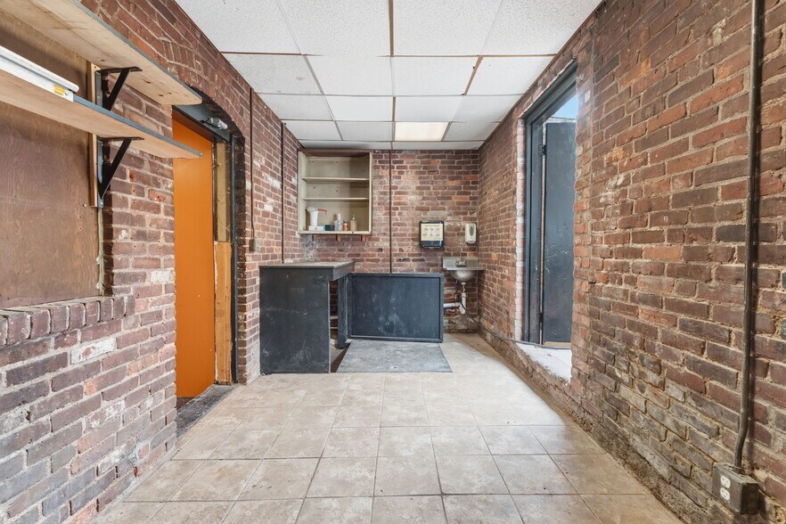 More Photos Of 73 Ferry St, Middletown Bar For Sale