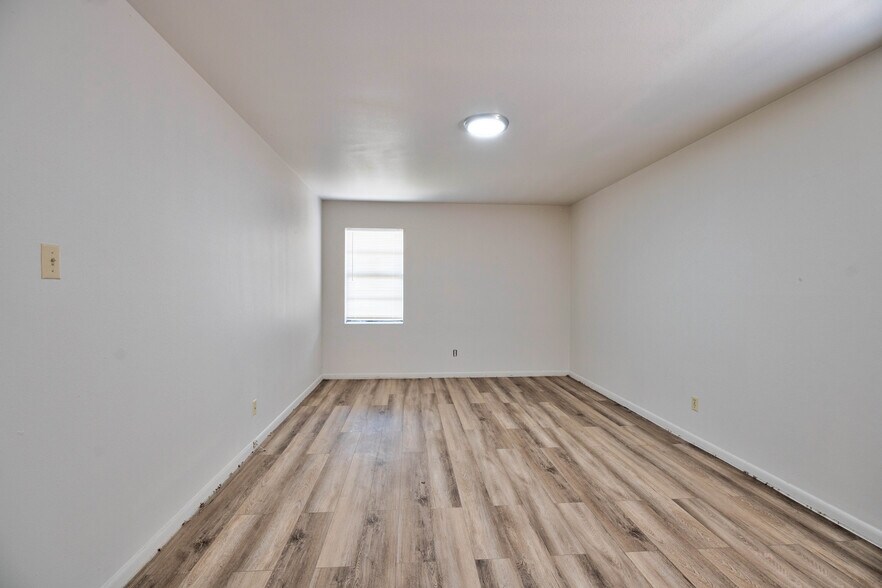 More Photos Of 2500 W 26th St, Plainview Apartments For Sale