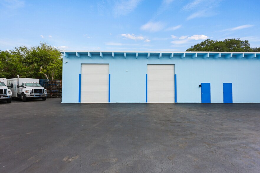 More Photos Of 2605 Kelly Ln, Lake Worth Light Distribution For Lease