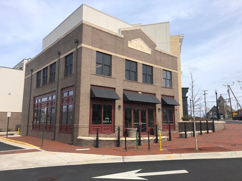 Primary Photo Of 700 Lynn St, Herndon Restaurant For Lease