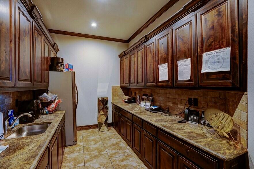 More Photos Of 9125 Belshire Dr, North Richland Hills Office For Lease