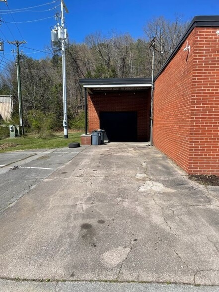 More Photos Of 2409 Sycamore Dr, Knoxville Showroom For Lease