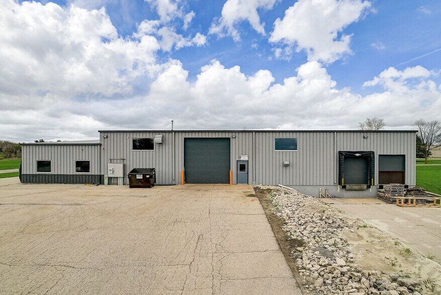 More Photos Of 860 N Parkway St, Jefferson Warehouse For Sale