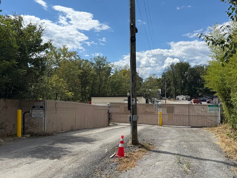 More Photos Of 12074-12086 Hall Shop Rd, Clarksville Land For Lease