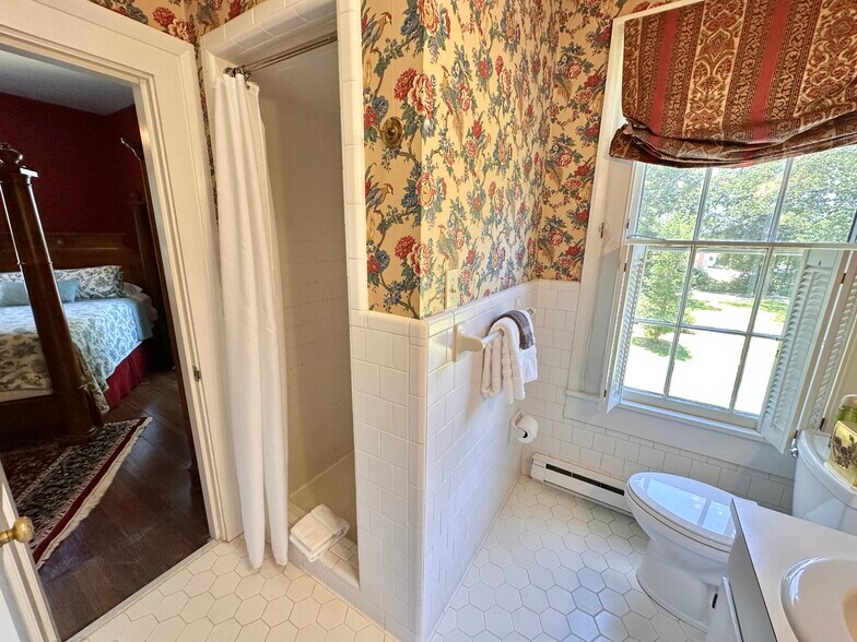 More Photos Of 615 College St, Clinton Hotel For Sale