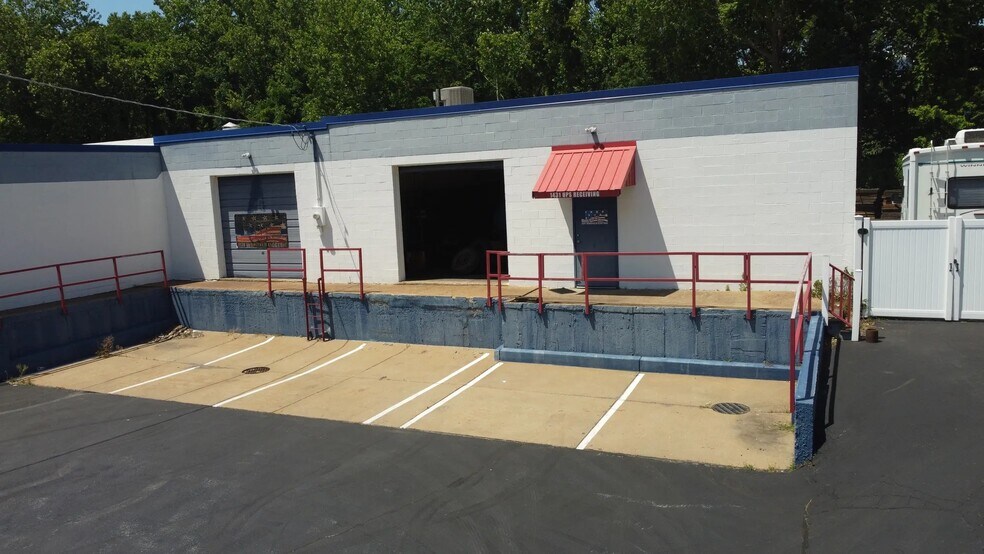 More Photos Of 1433 W Lark Industrial Dr, Fenton Warehouse For Sale