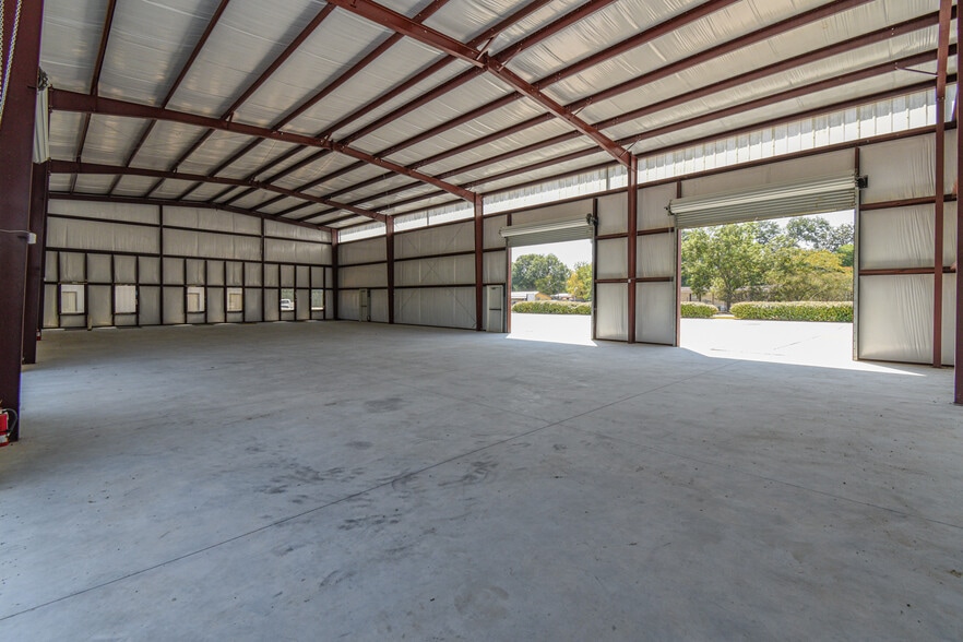 More Photos Of 315 Industrial Park Blvd, Willis Light Manufacturing For Sale
