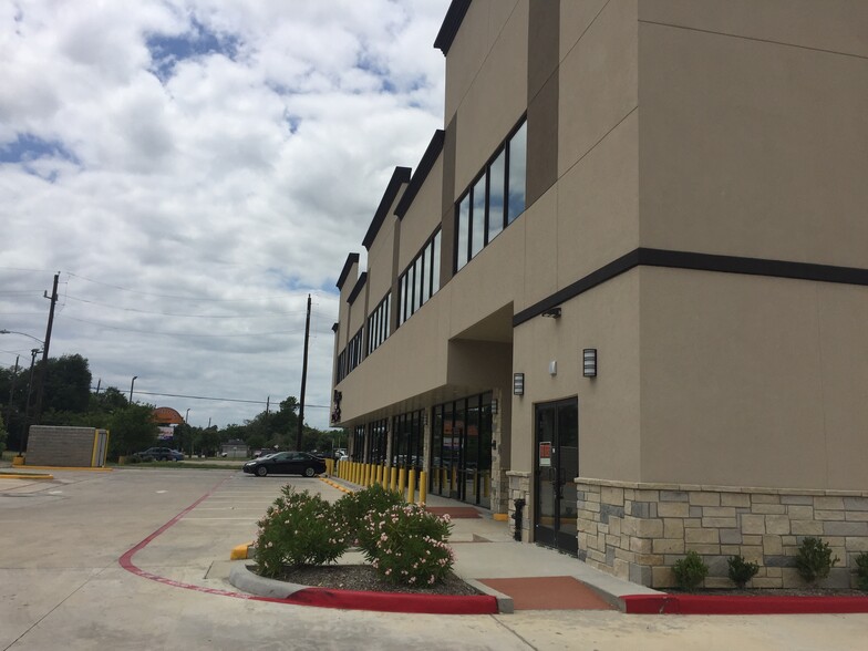 More Photos Of 701 Pin Oak Rd, Katy Storefront Retail Office For Lease