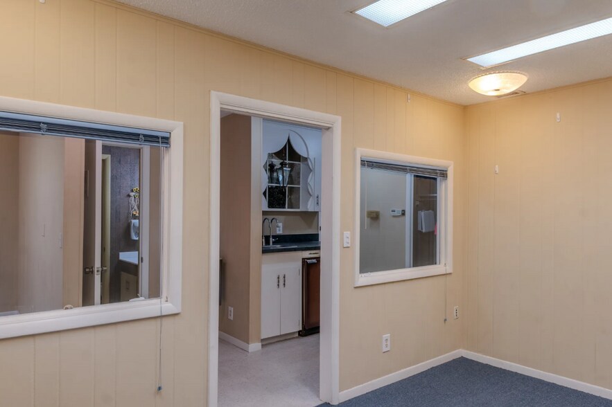 More Photos Of 6941 Commerce Ave, El Paso Warehouse For Sale