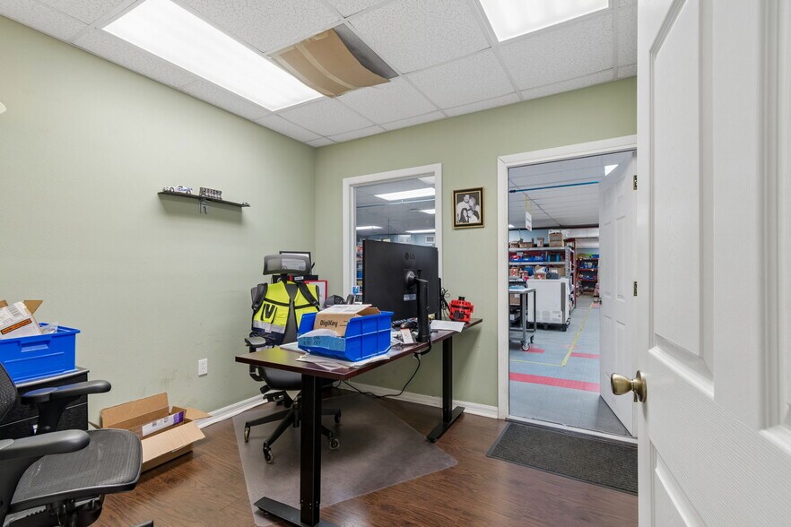 More Photos Of 1760-1770 Calumet St, Clearwater Warehouse For Lease