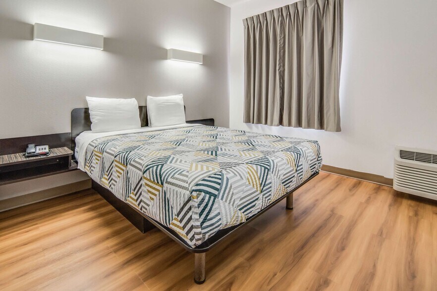 More Photos Of 1720 W Henderson St, Cleburne Hotel For Sale