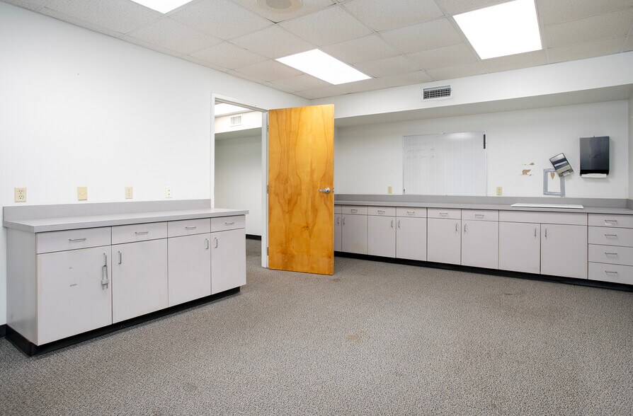 More Photos Of 415 Beckham Ave, Tyler Storefront For Sale