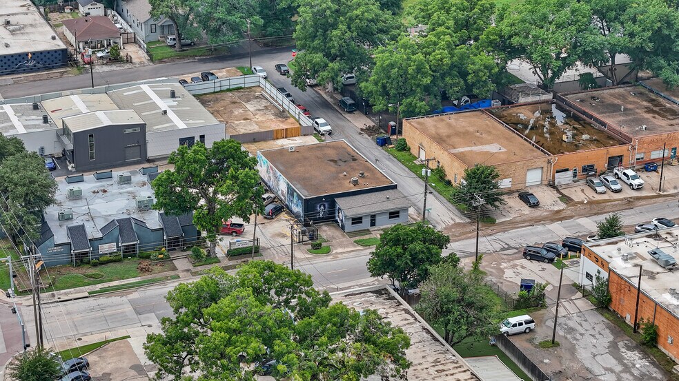 More Photos Of 914 W Commerce St, Dallas Showroom For Lease