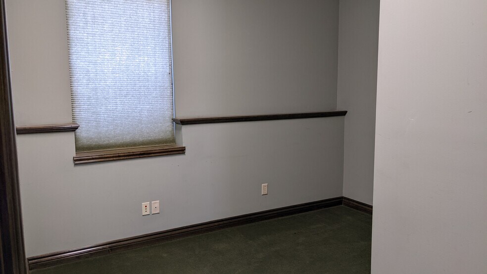 More Photos Of 621-633 N Kessler St, Wichita Showroom For Lease