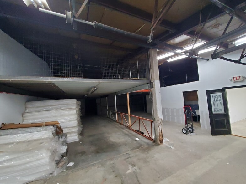 More Photos Of 9380 Watson Industrial Park, Crestwood Warehouse For Lease