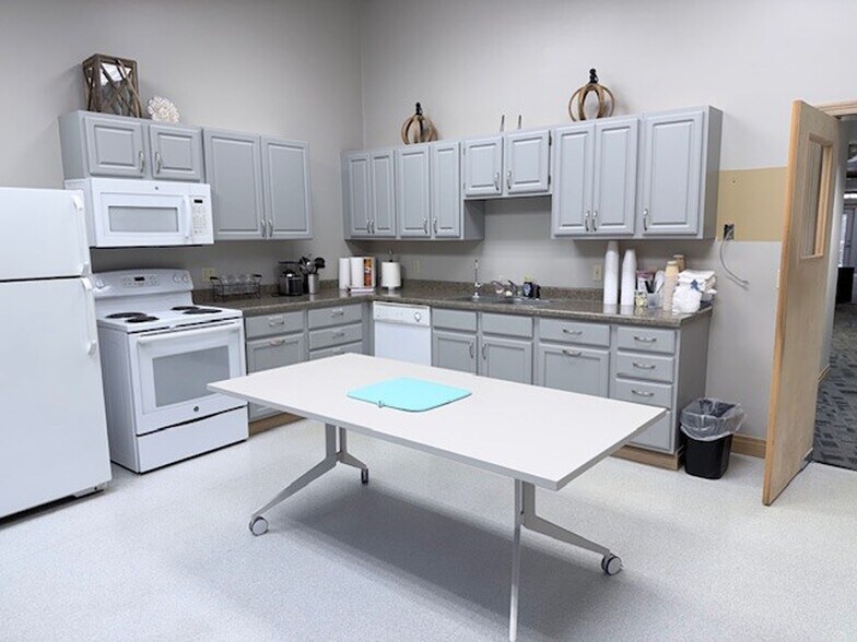 More Photos Of 13800 E Michigan Ave, Galesburg Office For Lease