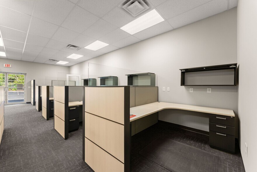 More Photos Of 3917 Old Flowery Branch Rd, Oakwood Flex For Lease