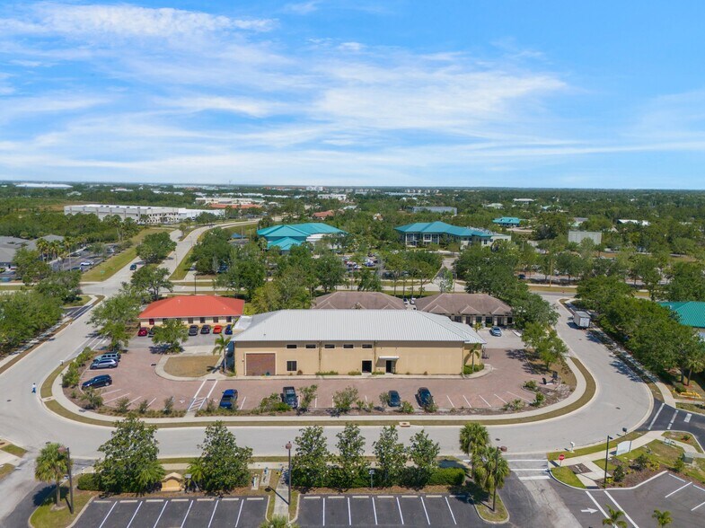 More Photos Of 5261 Paylor Ln, Sarasota Freestanding For Lease