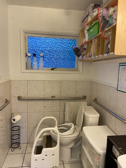 More Photos Of 105 NE 193rd St, Shoreline Flex For Lease