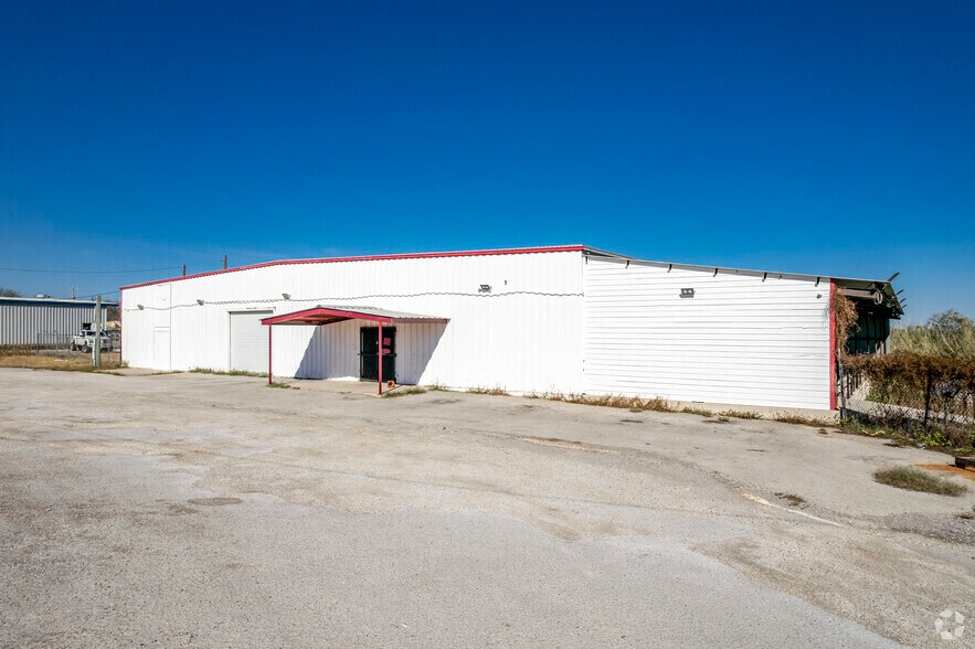 More Photos Of 1457 S Highway 181, Karnes City Warehouse For Sale