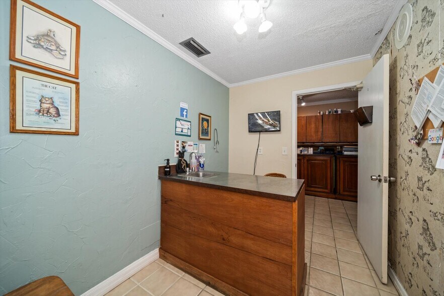 More Photos Of 1631 W Bay Dr, Largo Veterinarian Kennel For Sale