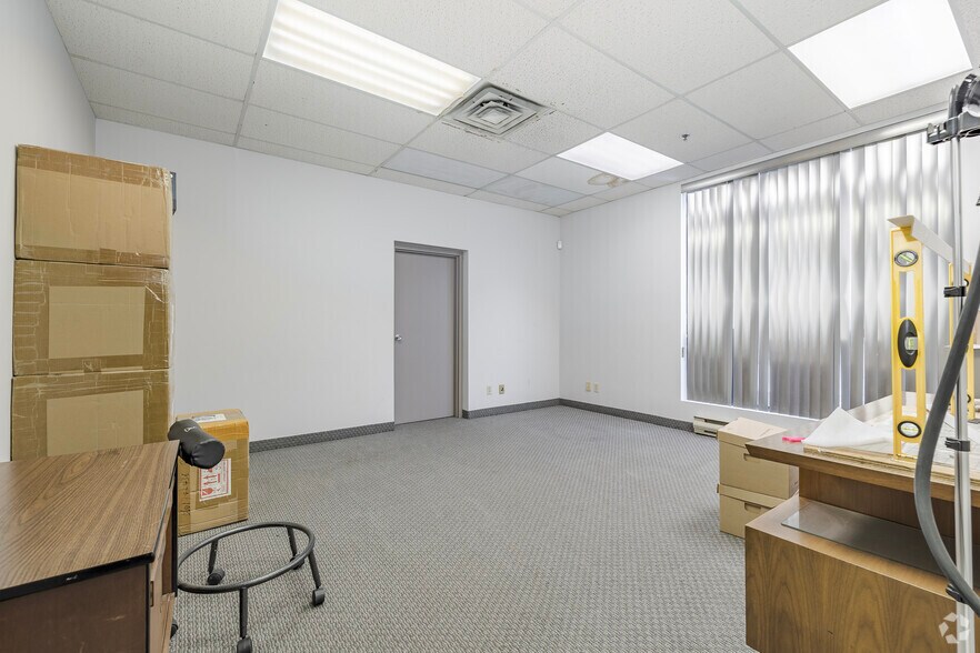 More Photos Of 81 Boul Brunswick, Dollard-des-Ormeaux Warehouse For Lease