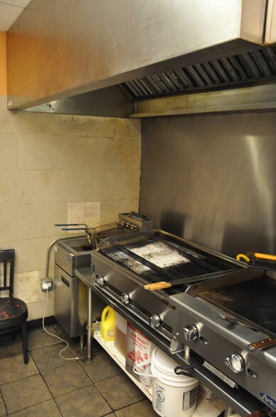 More Photos Of 2011 N Damen Ave, Chicago Restaurant For Sale