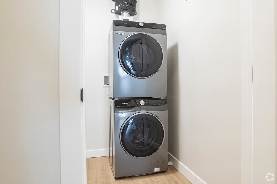 More Photos Of 909 5 Av SW, Calgary Apartments For Lease