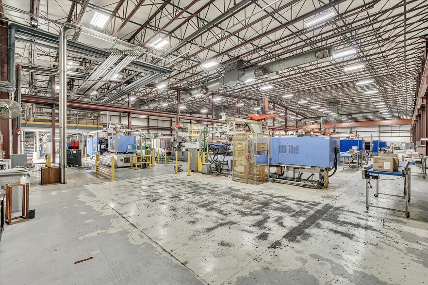 More Photos Of 202 1st St S, Kalona Manufacturing For Sale