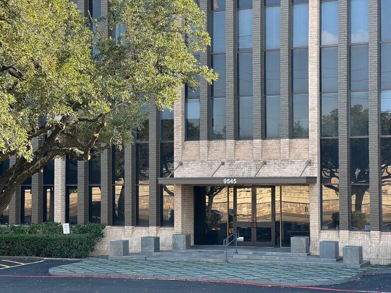 More Photos Of 9545 Katy Fwy, Houston Office For Lease