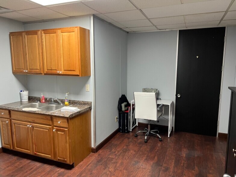 More Photos Of 1877 Orchard Lake Rd, Sylvan Lake Medical For Sale