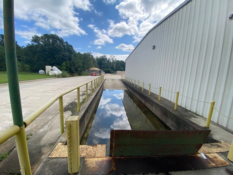 More Photos Of 2103 US-190 Hwy, Hammond Showroom For Sale