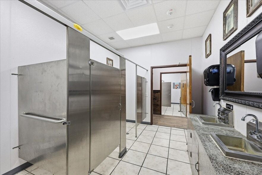 More Photos Of 3720 W Park Ave, Orange Flex For Sale