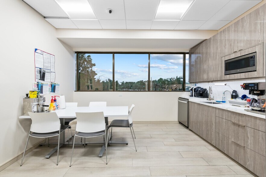 More Photos Of 3303 W Commercial Blvd, Fort Lauderdale Office For Sale