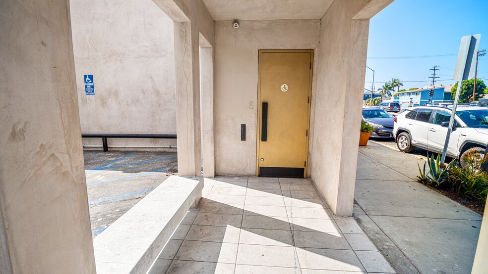 More Photos Of 5716 E 2nd St, Long Beach Restaurant For Sale