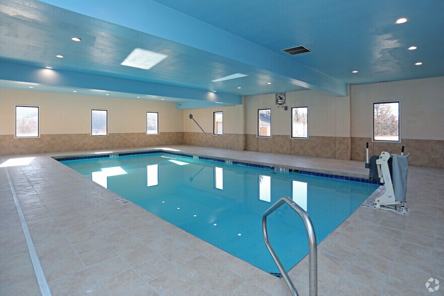 More Photos Of 127 Ontario Dr, Mount Hope Hotel For Sale