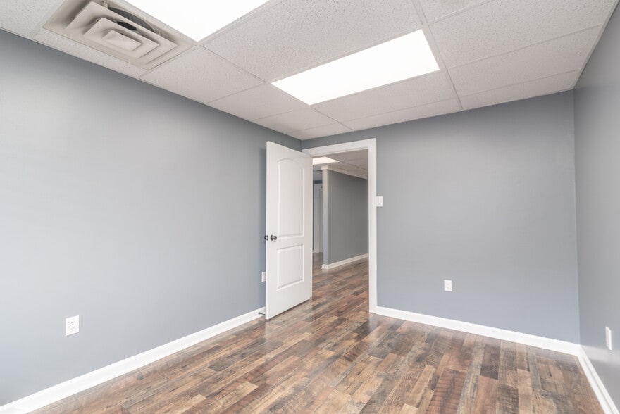 More Photos Of 238 Moon Clinton Rd, Coraopolis General Retail For Lease